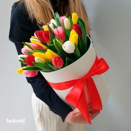 35 разноцветных тюльпанов в коробке